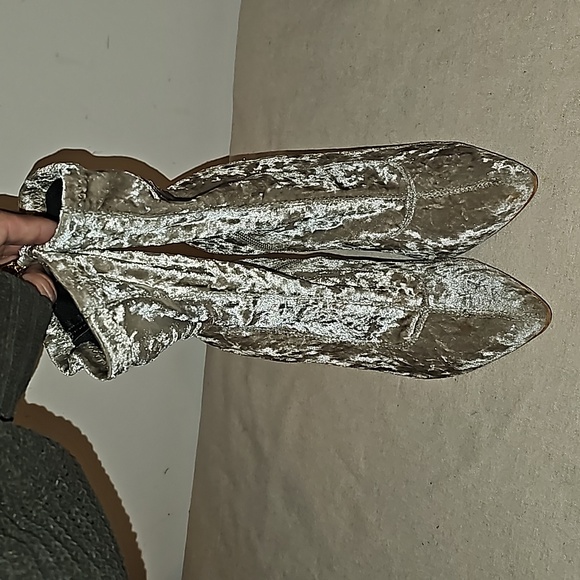 Womens sz 7 Cape Robbin velvet heeled boots. Side zippers Beautiful - Picture 4 of 6